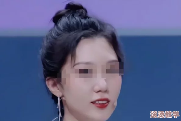 嘿料网：明星私生活曝光，某知名演员被拍到与神秘女子深夜约会，引发网友热议！